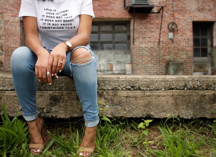 egyedüllét, nő egyedül ül a padon