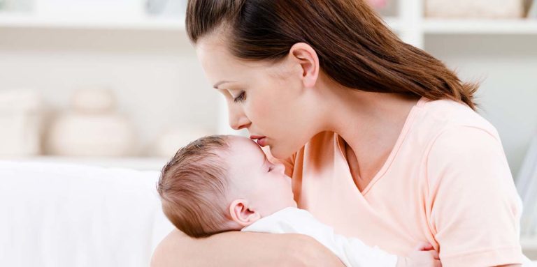 Egyedülállóként nehéz a gyermekvállalás.