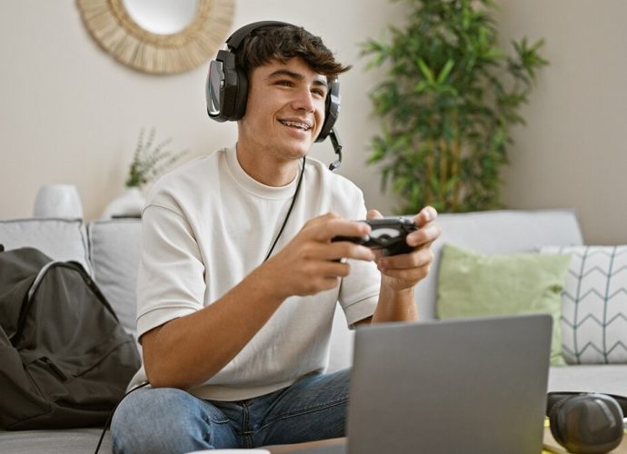 fiatalok gamer, számítógép, virtuális tér