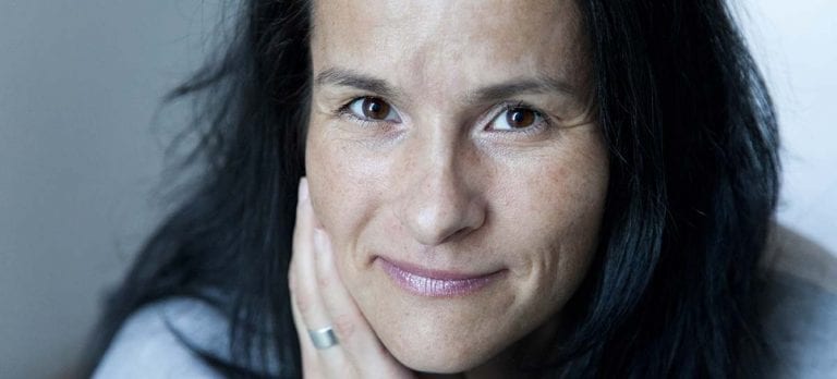 A Női váltó állandó szerzője, Merát Anikó.