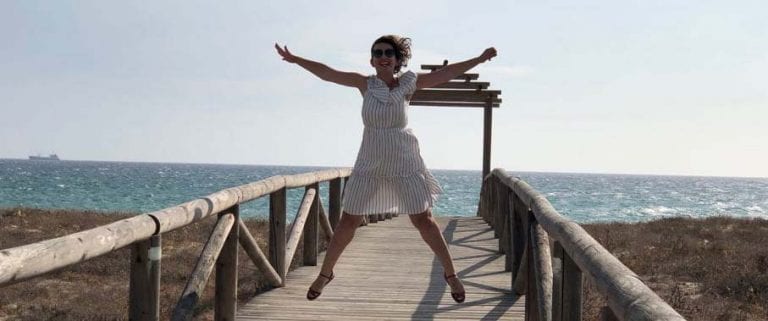 Tóth Erzsébet Fanni boldogan a tengerparton.