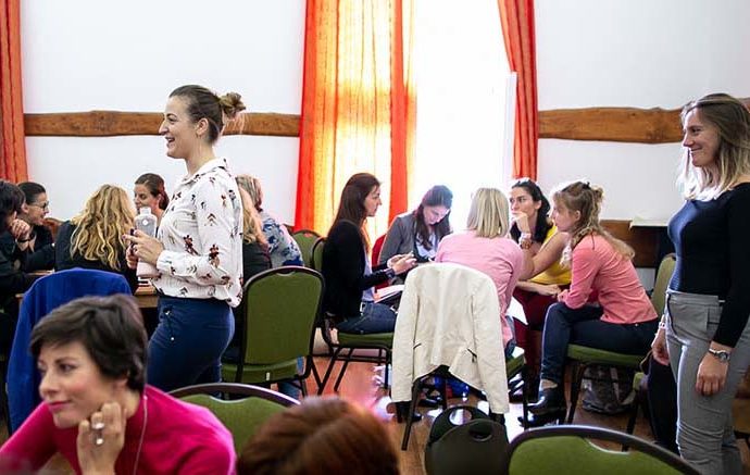 Barta Nikolett és Szlafkai Éva tart workshopot a személyes márkaépítésről a Női Karrierváltó Fesztiválon.