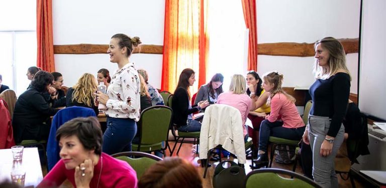 Barta Nikolett és Szlafkai Éva tart workshopot a személyes márkaépítésről a Női Karrierváltó Fesztiválon.