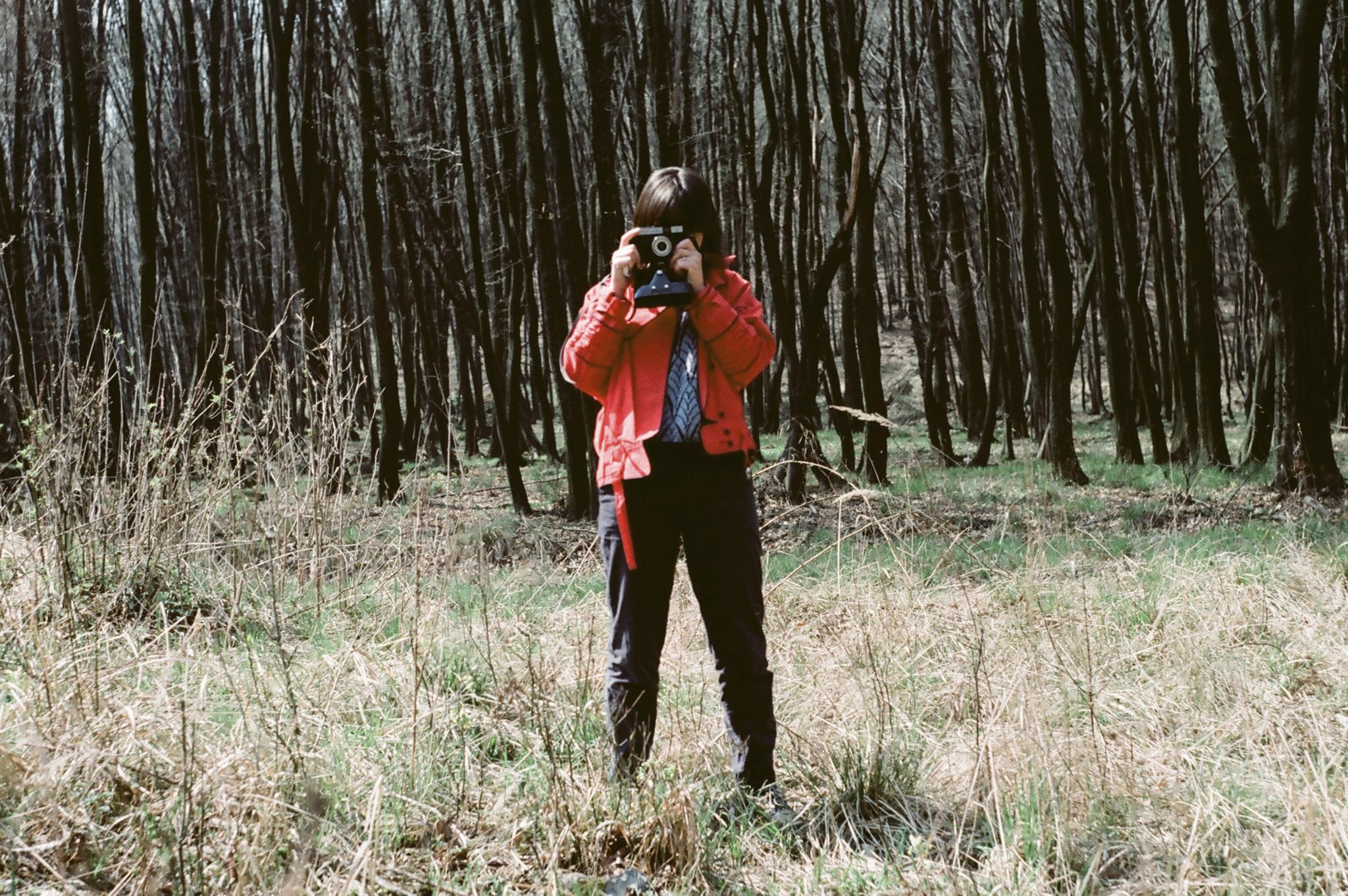 Fényképező lány egy erdei réten 1988.
forrás: Fortepan / Umann Kornél
