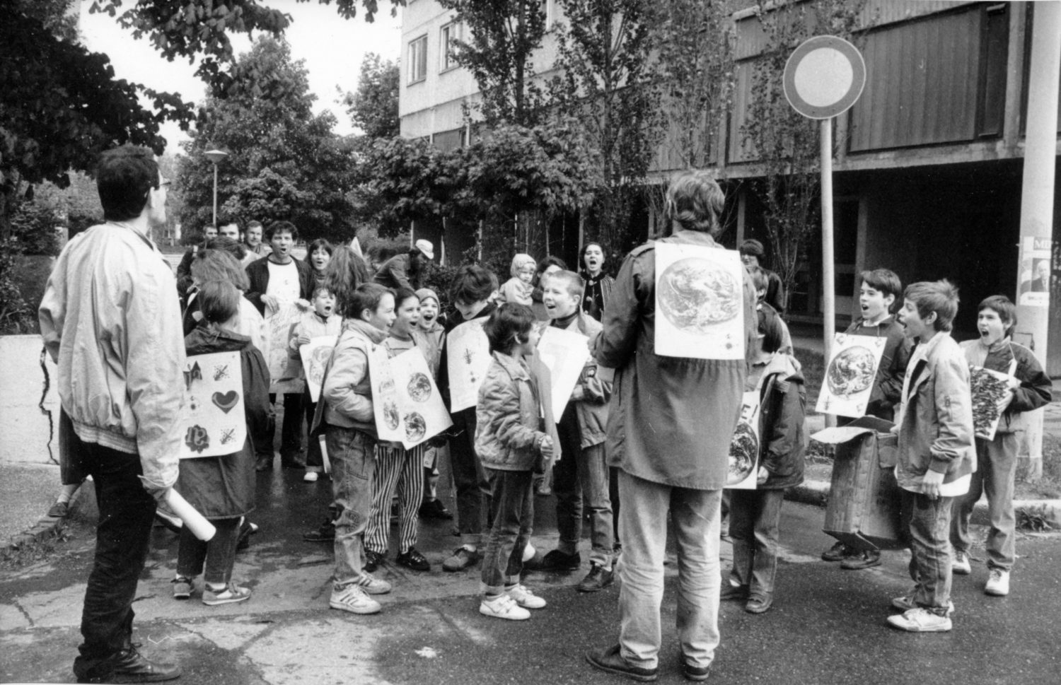 1990. április 22., az első magyar Föld napja eseményeinek résztvevői, háttal dr. Vásárhelyi Tamás biológus.
forrás: Fortepan / Székely Tamás