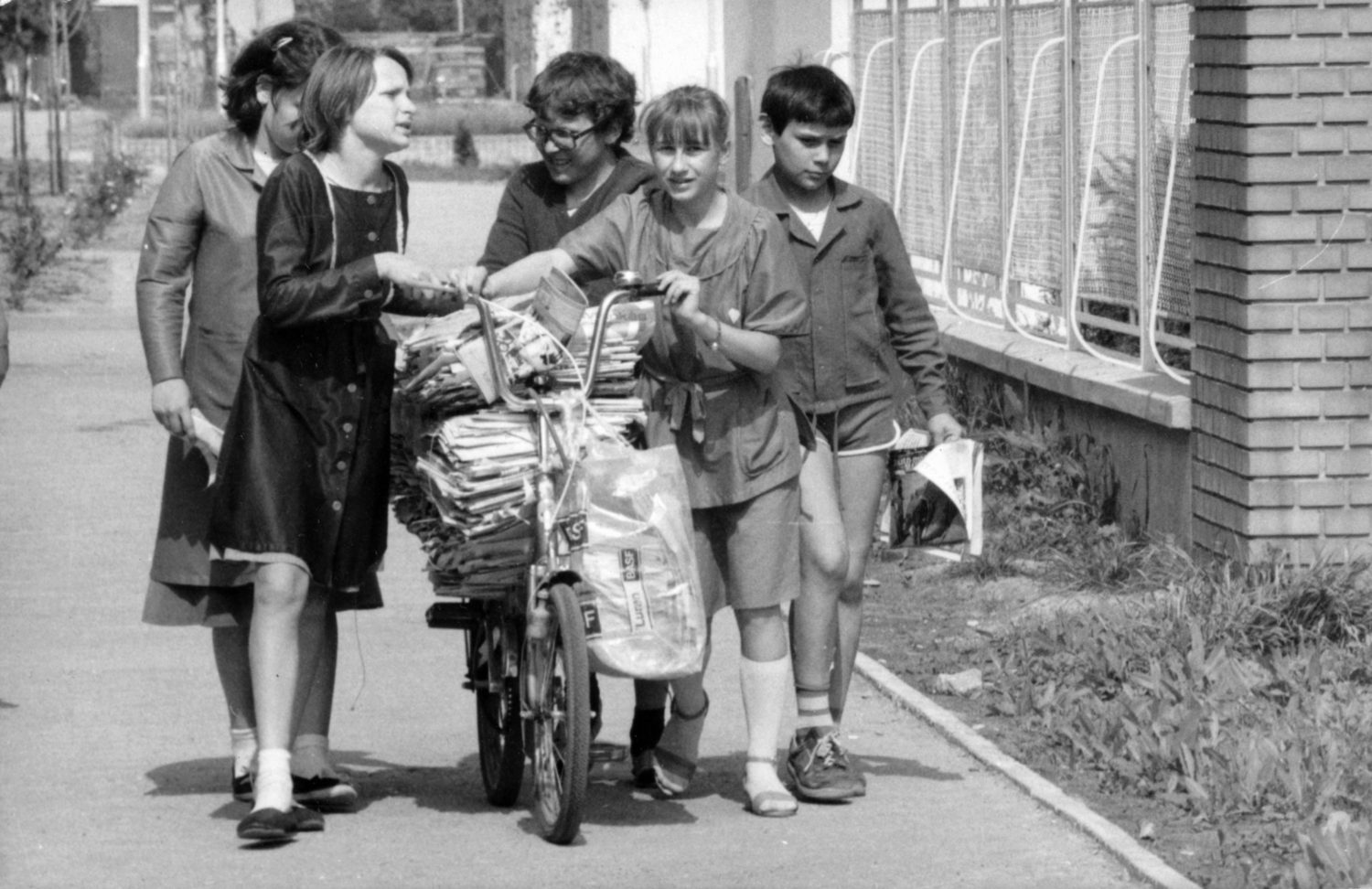 Papírgyűjtés a Föld napja környezetvédelmi megmozdulás alkalmával. 1980
forrás: Fortepan / Székely Tamás