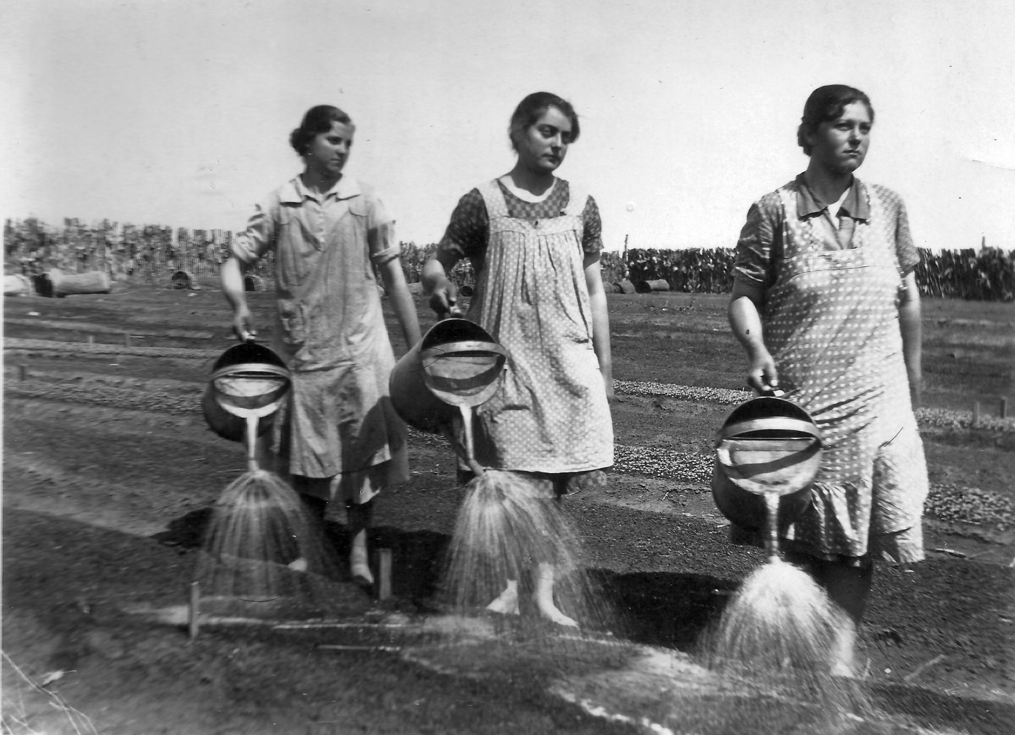 Földet locsoló lányok 1934.
forrás: Fortepan / Horváth Lajos