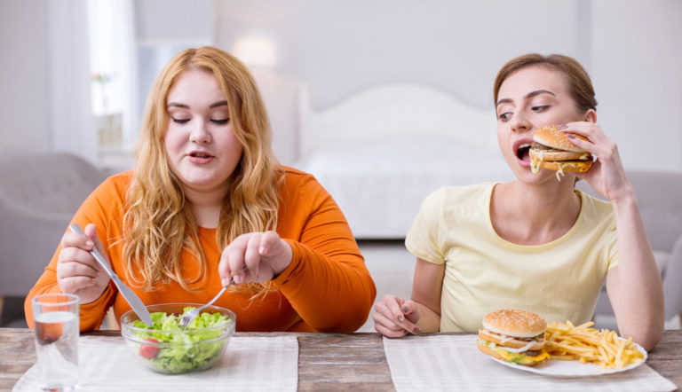 sovány és kövér nő eszik