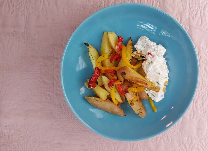 Zöldfűszeres újkrumpli tejfölös túróval.