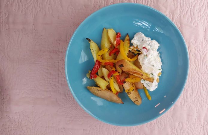 Zöldfűszeres újkrumpli tejfölös túróval.