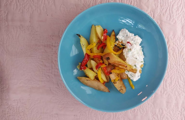 Zöldfűszeres újkrumpli tejfölös túróval.