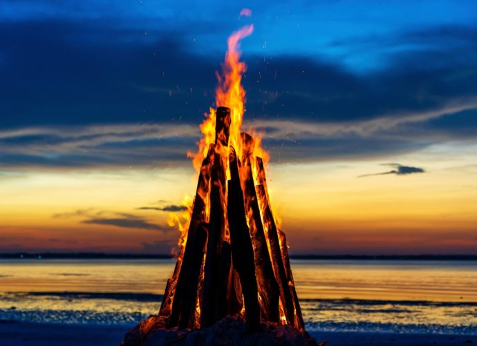 Gyúlnak a Szent Iván-éji tüzek.