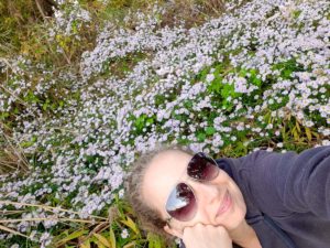 Fekete Judit az erdőben digitális zaj nélkül. 