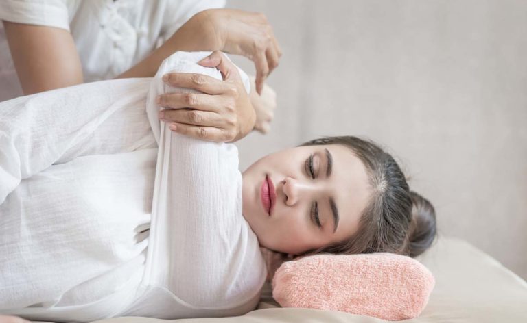 Shiatsu masszázst kaphatnak az egészségügyi dolgozók.