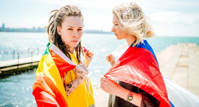 A meleg ellenes törvény a homoszexualitást mossa össze a pedofíliával.