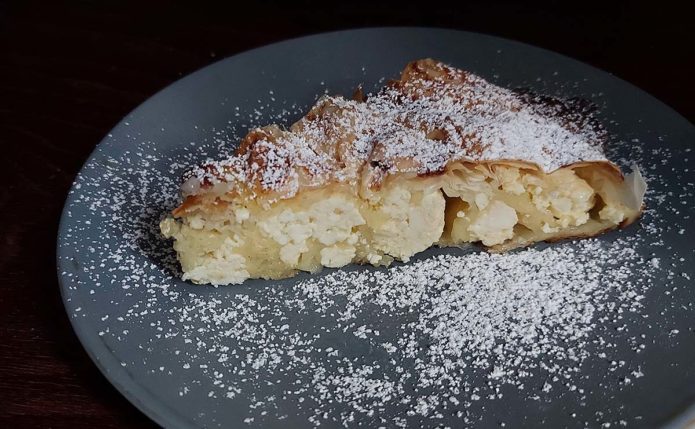 Egy szelet túrós rétestorta.