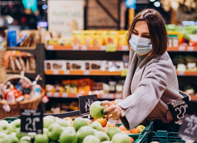 Már nem kötelező a maszk, de van, aki hordja.