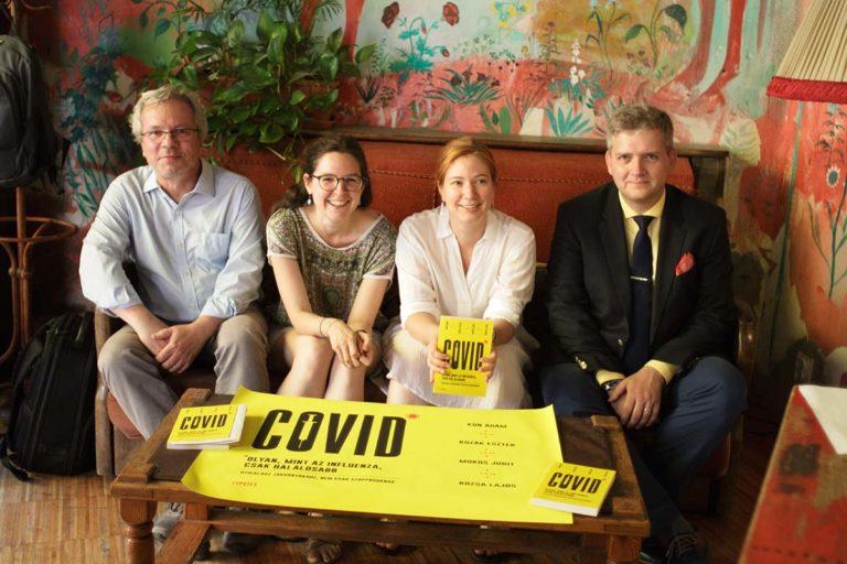 A Covid: olyan, mint az influenza, csak halálosabb - Útikalauz járványokhoz, nem csak stopposoknak című könyv szerzői.