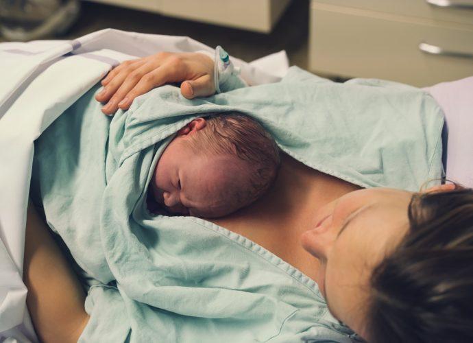 szülés körüli traumák, frissen szült nő