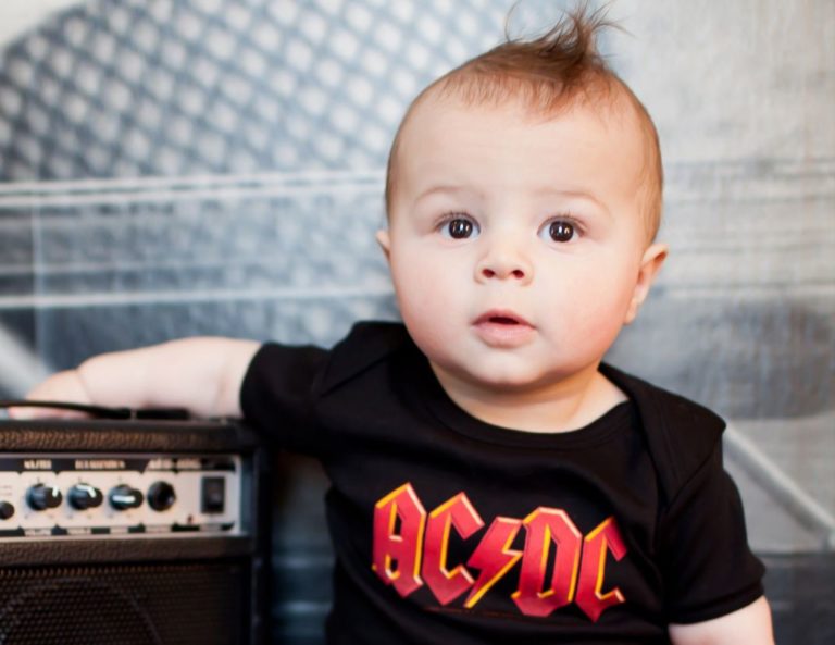 anyanapló, 2. rész, AC/DC