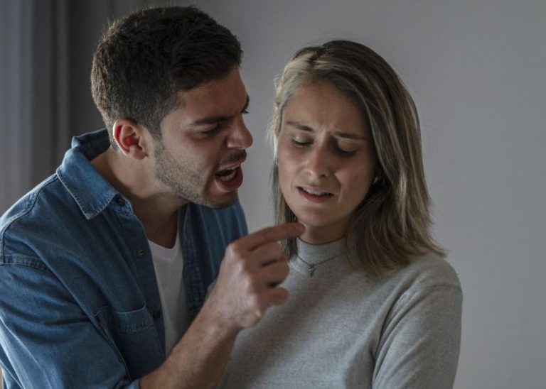 bántalmazó kapcsolat