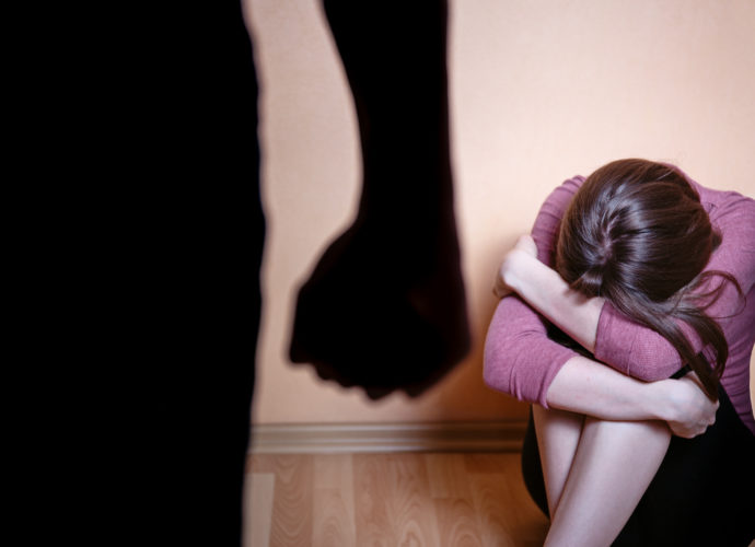 Bordó Krizantém, bántalmazás