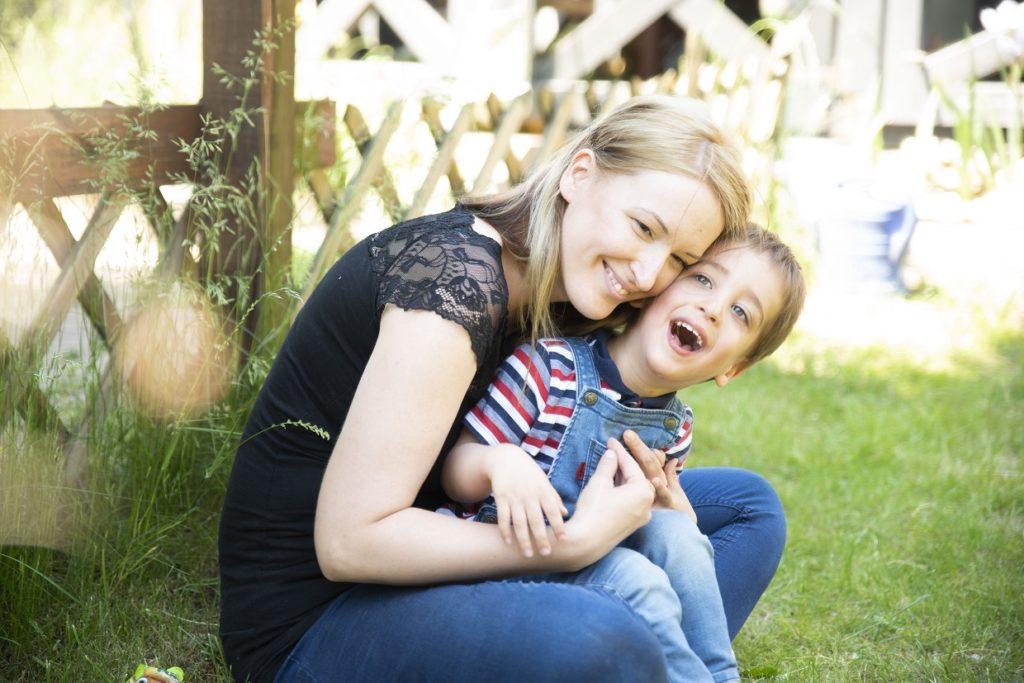 sérült kisfiút ölel az anyukája - nyárádi adrienn