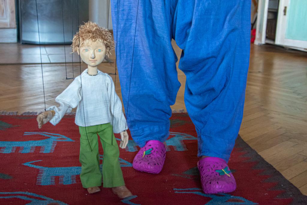 Marionett bábu sétál