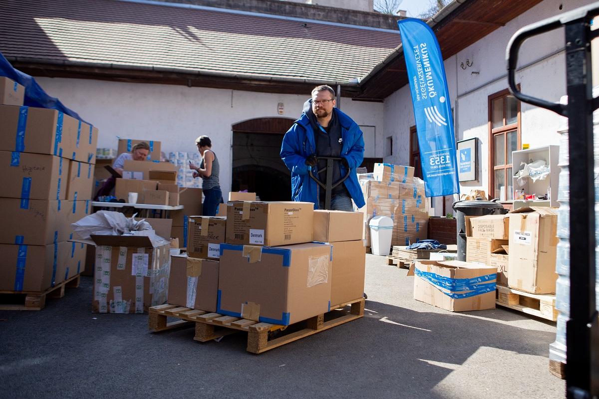 iCentre-háború-menekültek-adomány