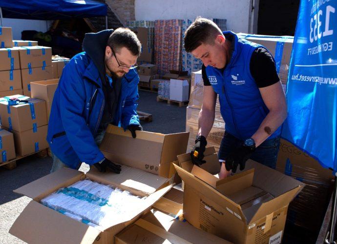 iCentre-háború-menekültek-adomány