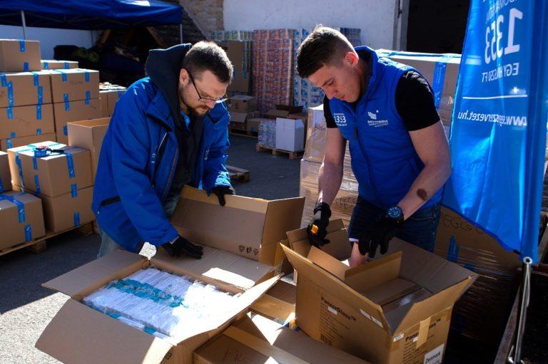 iCentre-háború-menekültek-adomány