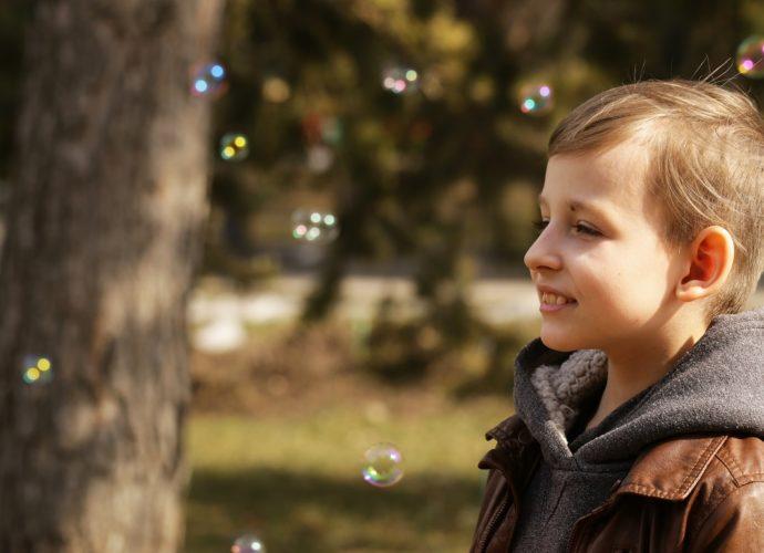 autista kisfiú, szappanbuborékot nézi, Sebestyén Eszter pszichológus