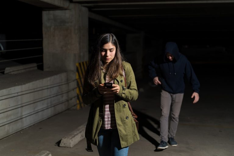 biztonság-Hazakísérő Telefon