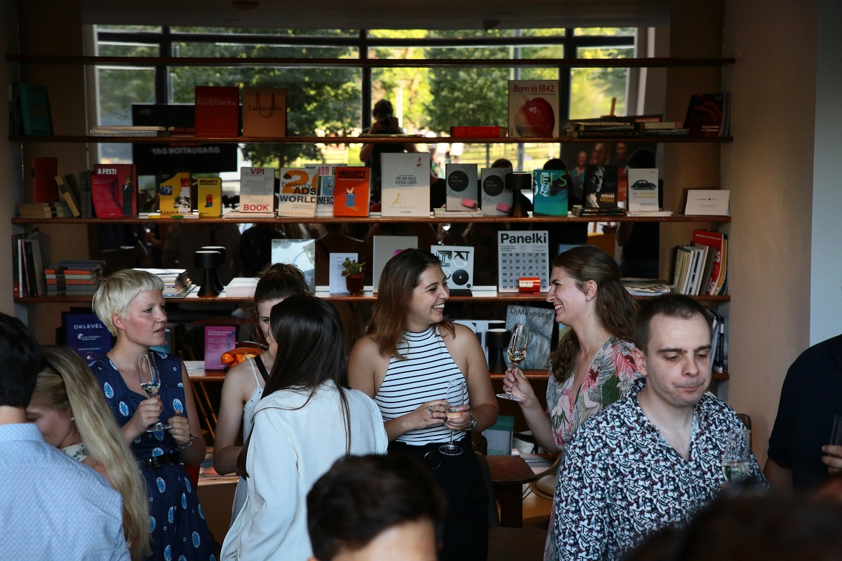 Womantoring-Design Terminal-egymással