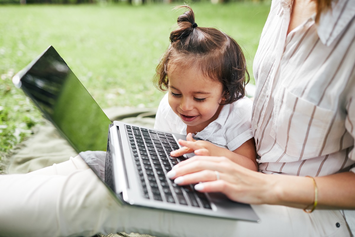 laptop-anyuka-játszótér