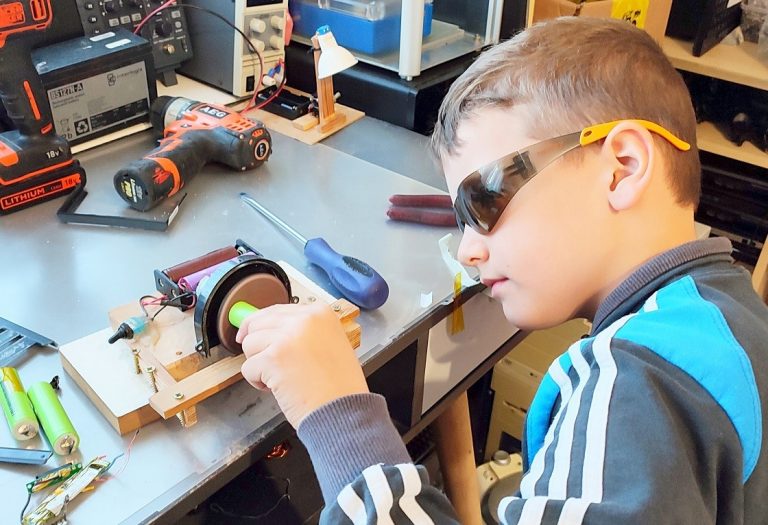 Robokaland, egy kisfiú szerel