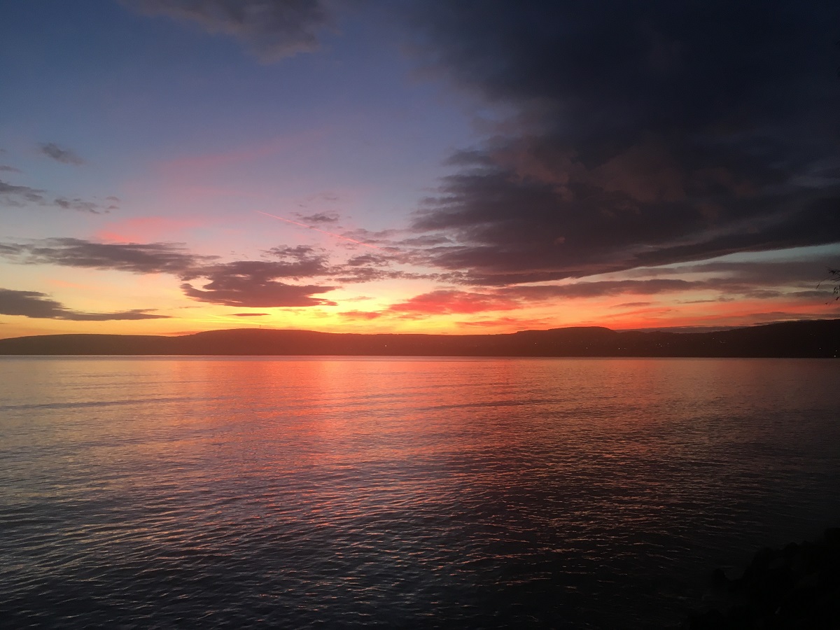 Nem segített az sem, hogy Eszter férjében közben éppen ellentétes folyamatok játszódtak le: megtalálta önmagát a víz mellett, csak azt bánta néha, hogy nem sok évvel korábban hozta meg ezt a döntést…  – Eleinte nem is értette, miről beszélek, mi a bajom, értetlenül állt az érzéseim előtt. Évekbe telt, mire el tudta fogadni, hogy én máshogy működöm, mint ő, és ráérzett, mi játszódik le bennem – vallja be Eszter.