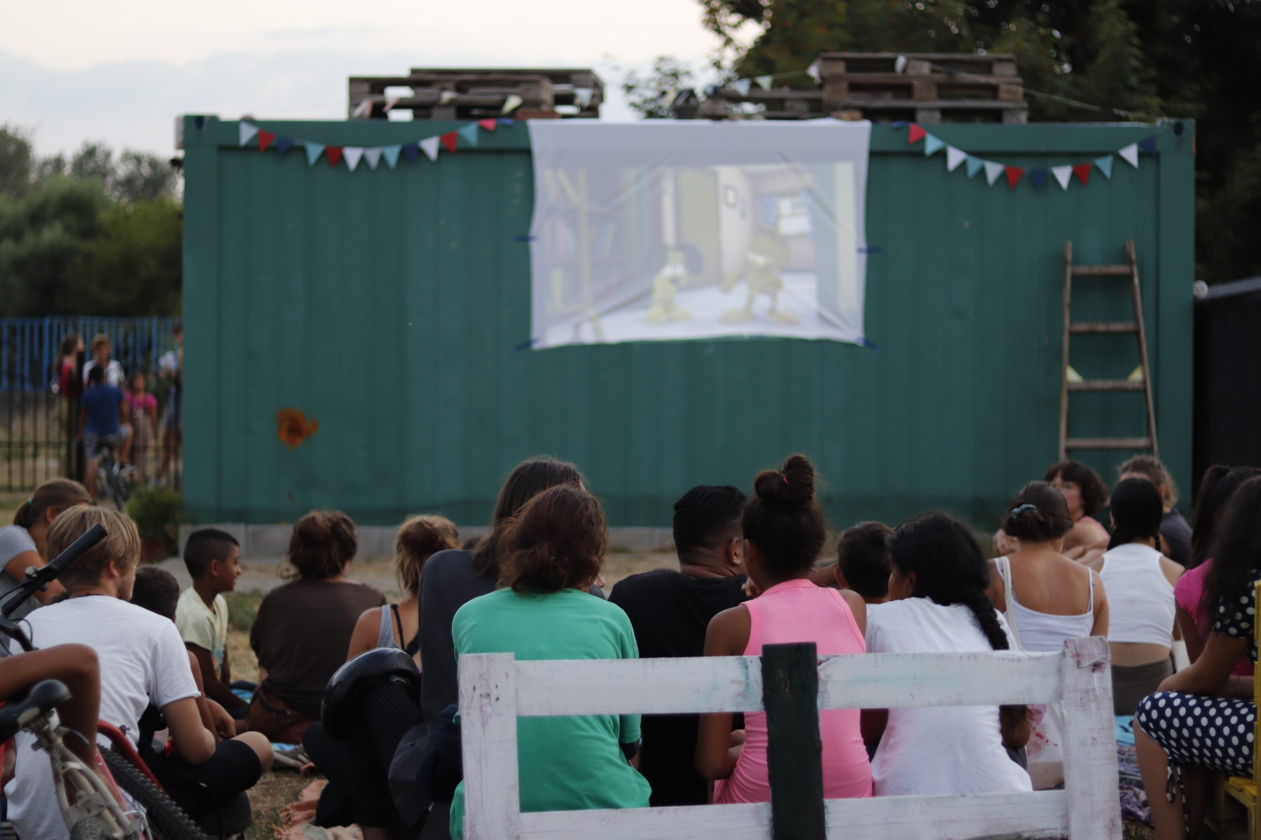 Anna története kétségkívül sikertörténet. Kérem Beát, meséljen még néhányat, mire meglepő választ kapok Beától.  – Sikersztorik? Az attól függ, mit nevezünk sikernek, mert ezt egyéni szemüvegen keresztül látjuk. Nem biztos, hogy ebben a közegben ugyanaz a siker, mint egy budapesti kerületben. Egy romatelepen az is hatalmas eredmény, ha egy fiatal sikeresen eljut a nyolcadik osztályig, ha bejut egy középiskolába és szakmát szerez. Vagy amikor létrehoztunk egy kis konténerkönyvtárat, és bejött egy anyuka, akinek megtetszett, hogy mesét olvasok a gyerekének: felismerte, hogy ez értékes, minőségi idő kettesben és elkezdte kölcsönözni a könyveket, mesélni a kicsinek otthon. Ez például nekem óriási siker.
