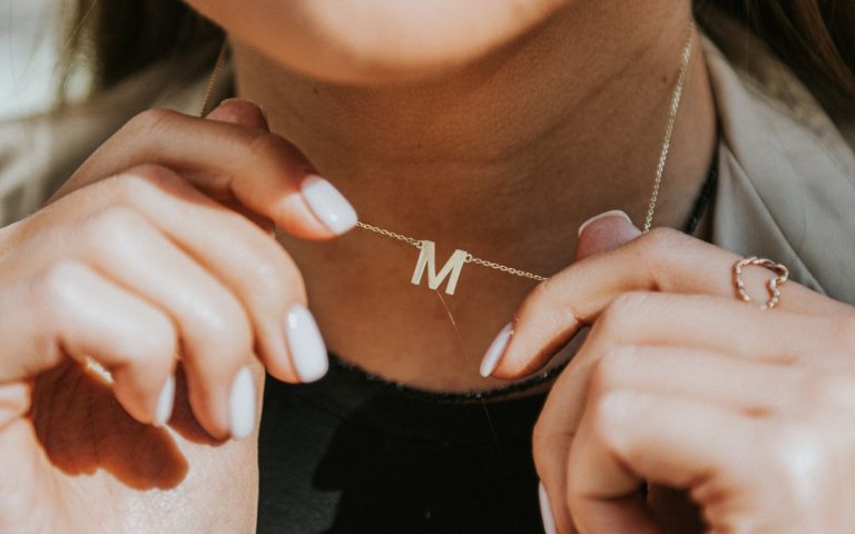 nyaklanc_m_betuvel_gravírozva