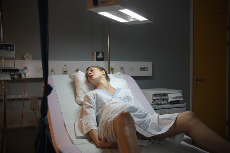 szülészeti erőszak