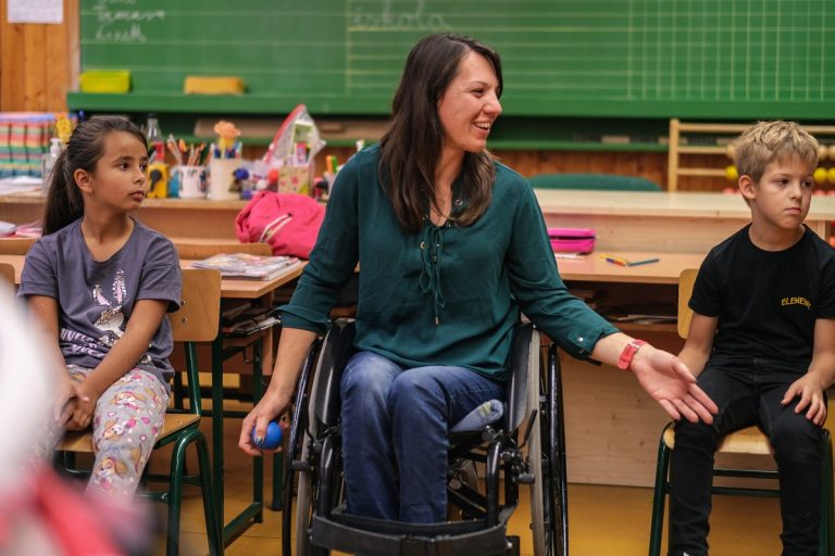 Adrienn-kerekesszék-segítő