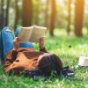 nő olvas az erdőben