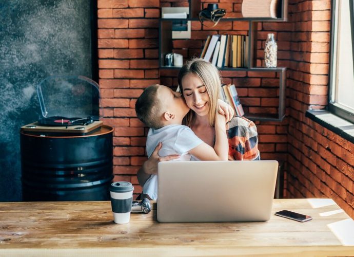 dolgozó anya nyár, Adobestock tábor