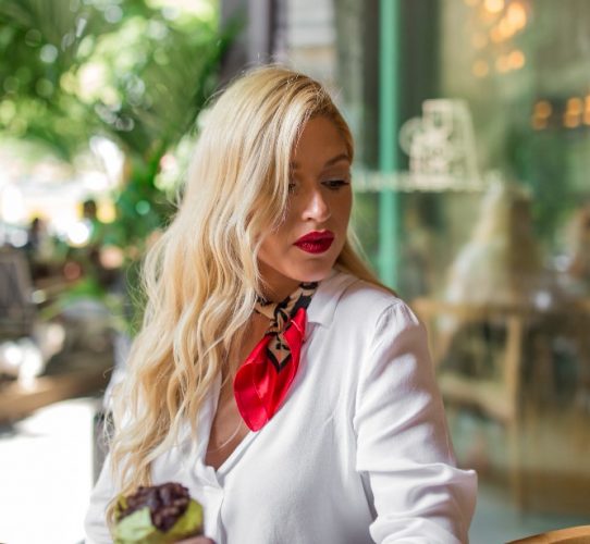 villanófény, szép nő a kávézóban