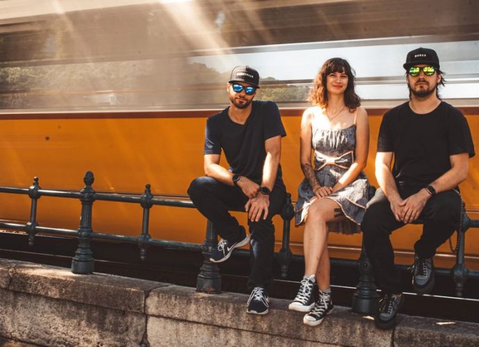 Kapu Tibor zenekara, Szégyelld magad Kata