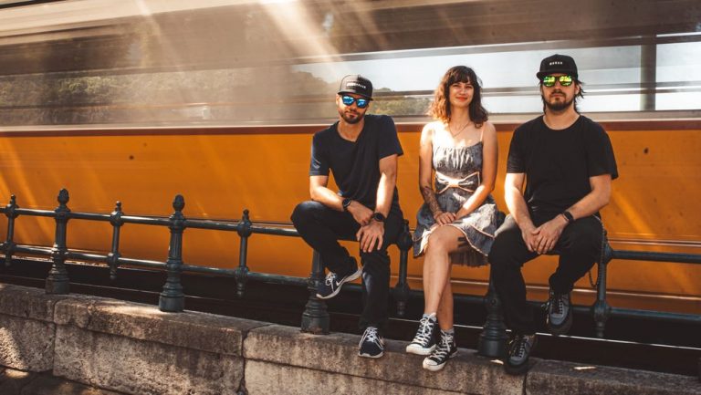 Kapu Tibor zenekara, Szégyelld magad Kata