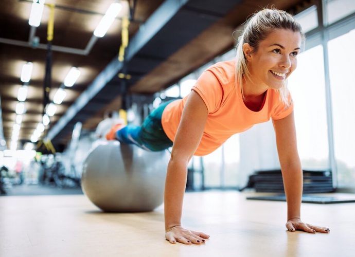 nő mozgásban felváltva