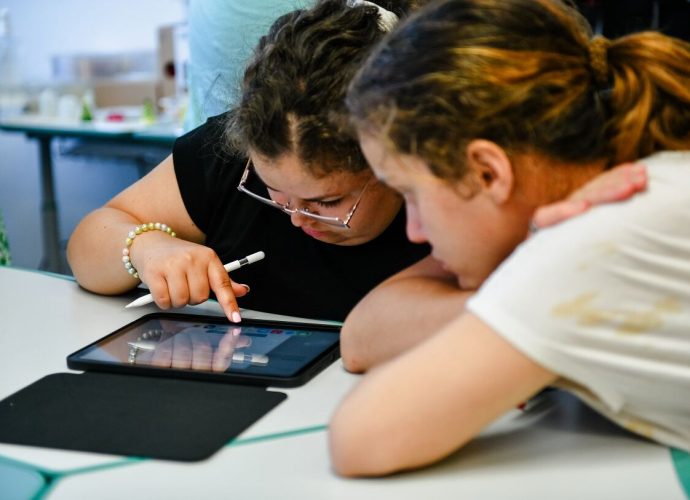 Tanulast_segíto_eszkozok_atadasa_iCentre