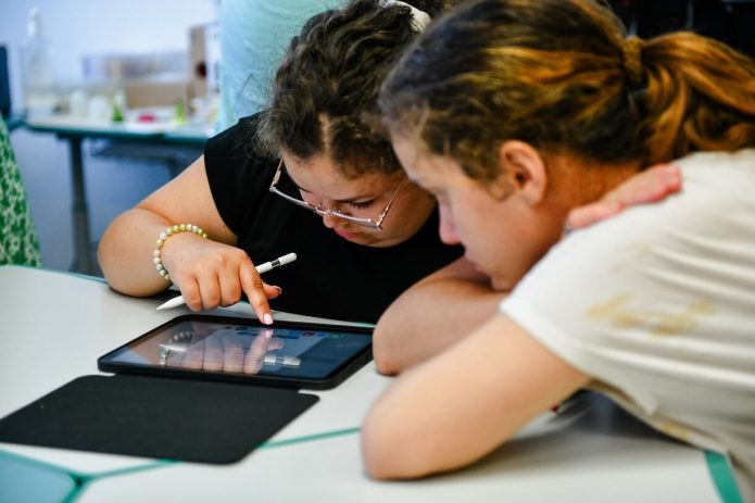 Tanulast_segíto_eszkozok_atadasa_iCentre