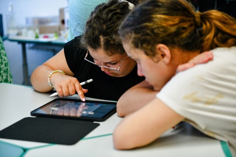 Tanulast_segíto_eszkozok_atadasa_iCentre